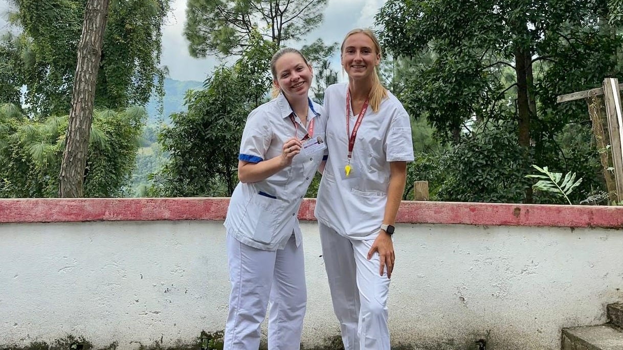 Evi en Machteld vast in rampgebied Nepal: 'Hollandse gierigheid was redding'