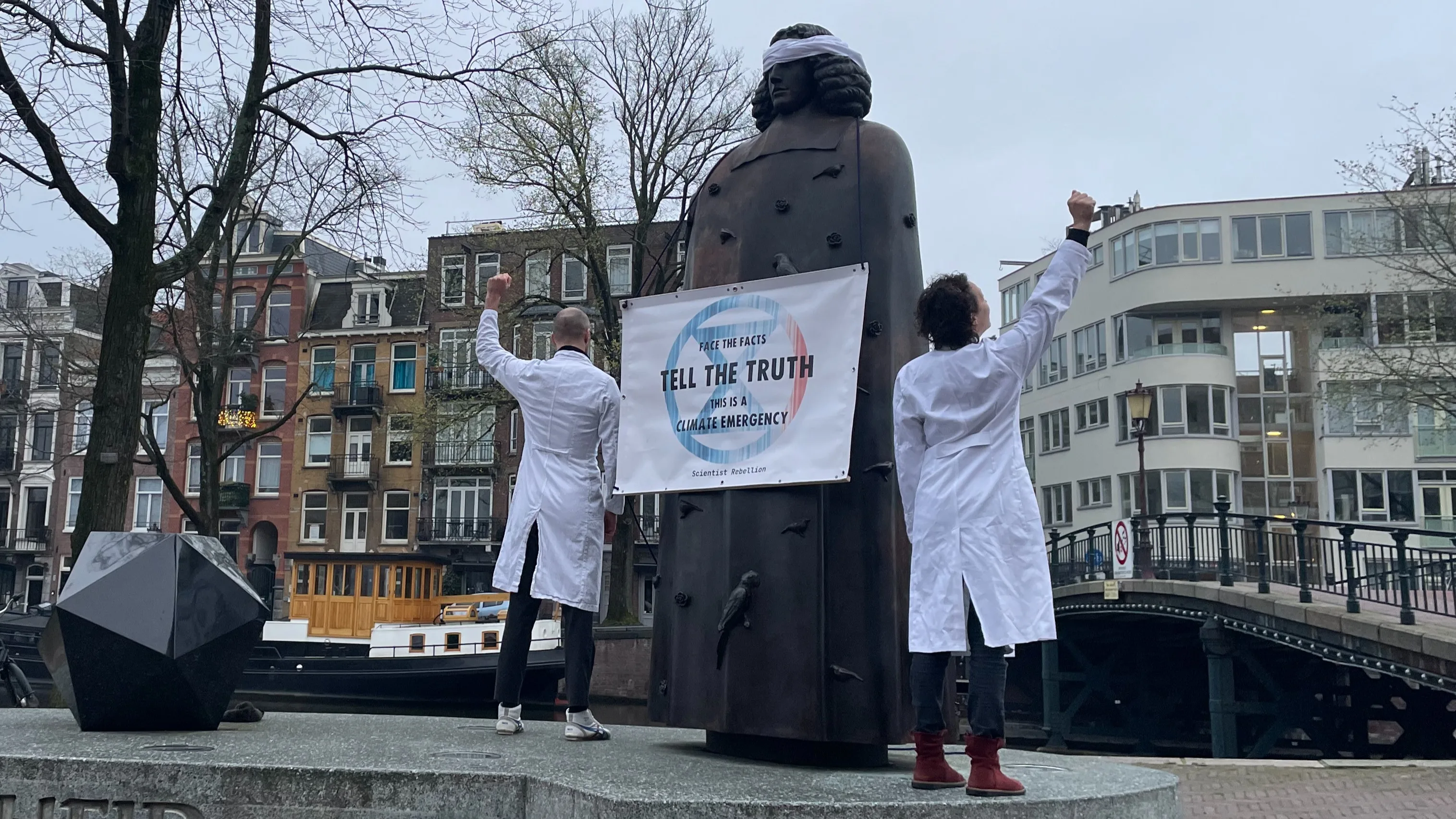 Standbeelden geblinddoekt door Scientist Rebellion: 'Zie feiten onder ogen'