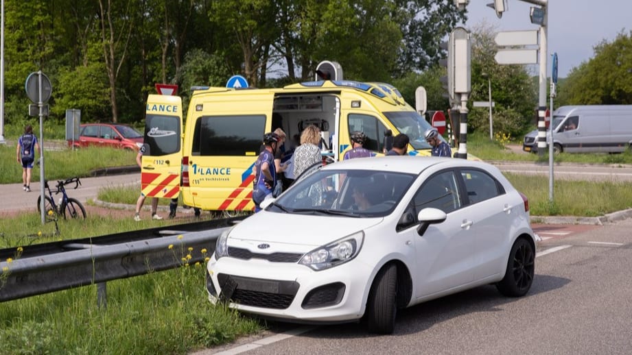 Gezin in auto rijdt groep wielrenners aan bij keren na vergeten Moederdagcadeau