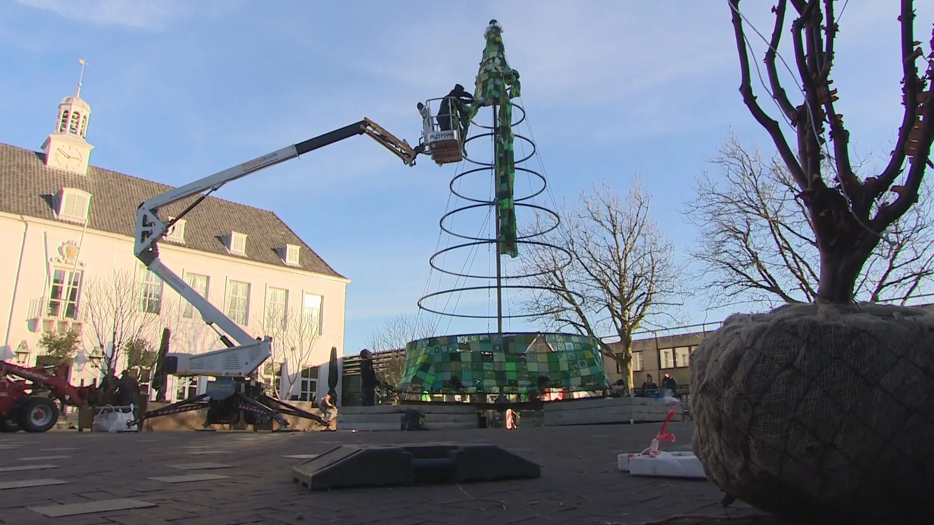 Metershoge gehaakte kerstboom gebouwd in Pijnacker
