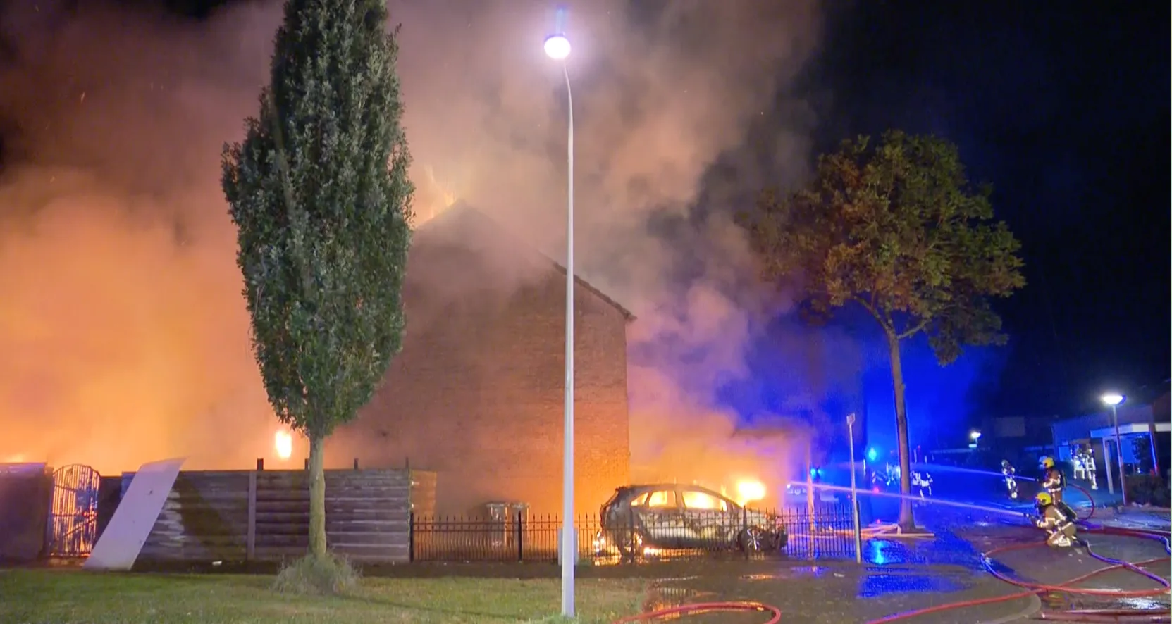 Grote brand in woonwijk Roermond: huis en drie auto's in lichterlaaie