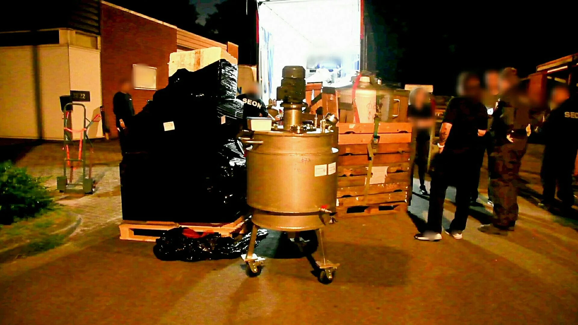 Arrestatieteam valt groot drugslab Boekelo binnen, twee verdachten aangehouden 