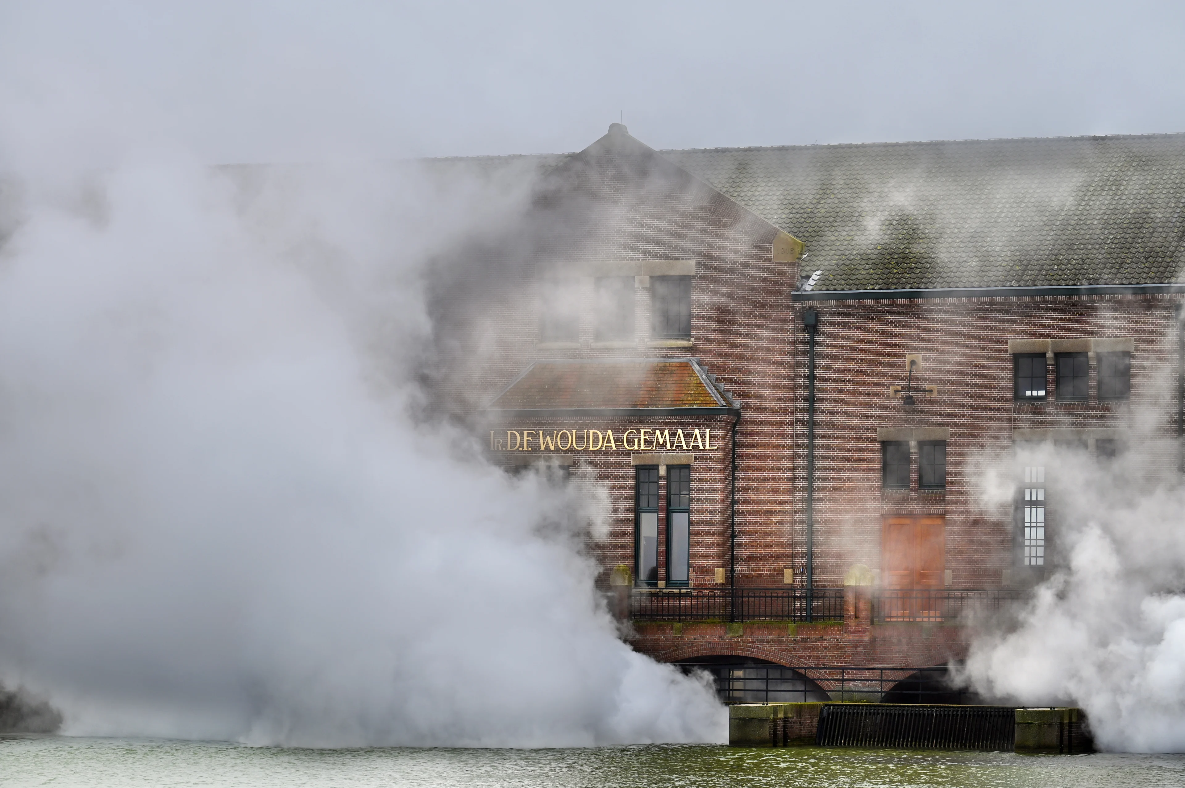 Historisch stoomgemaal in Friesland in werking om vele regen weg te pompen