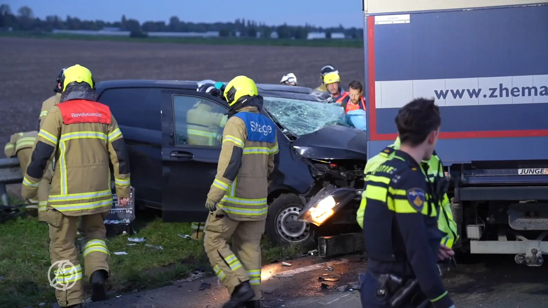 Brandweer bevrijdt slachtoffer uit voertuig na frontale aanrijding Oud Beijerland