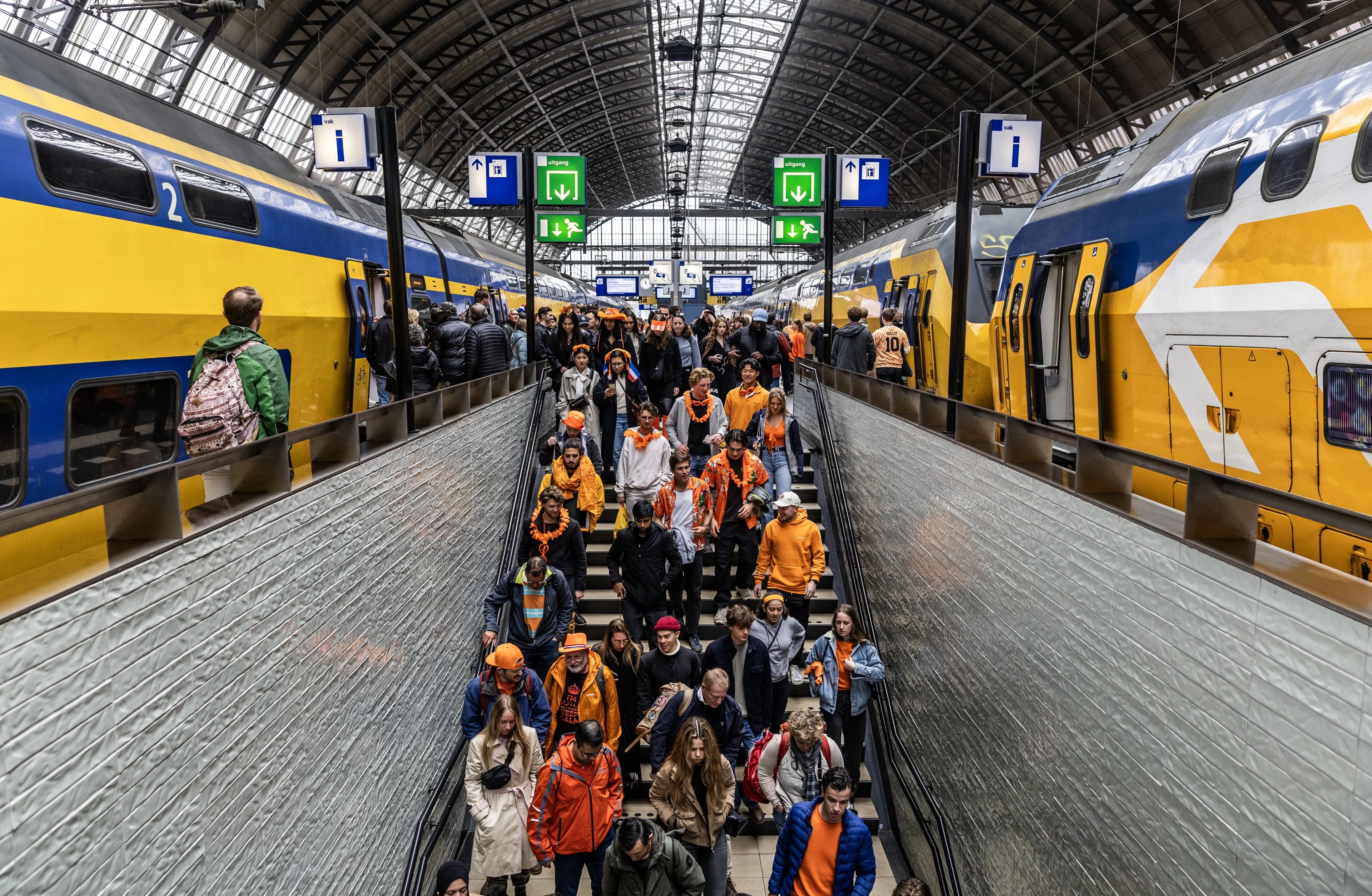 Extra treinen en bussen voor feestvierders op Koningsdag