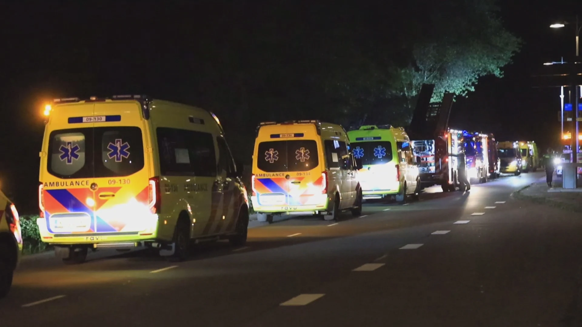 Auto botst op boom en eindigt in water: drie doden in Amersfoort