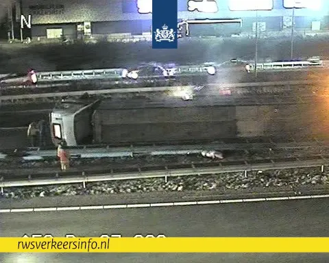 Vrachtwagen met varkens kantelt op snelweg, gedeelte A50 afgesloten