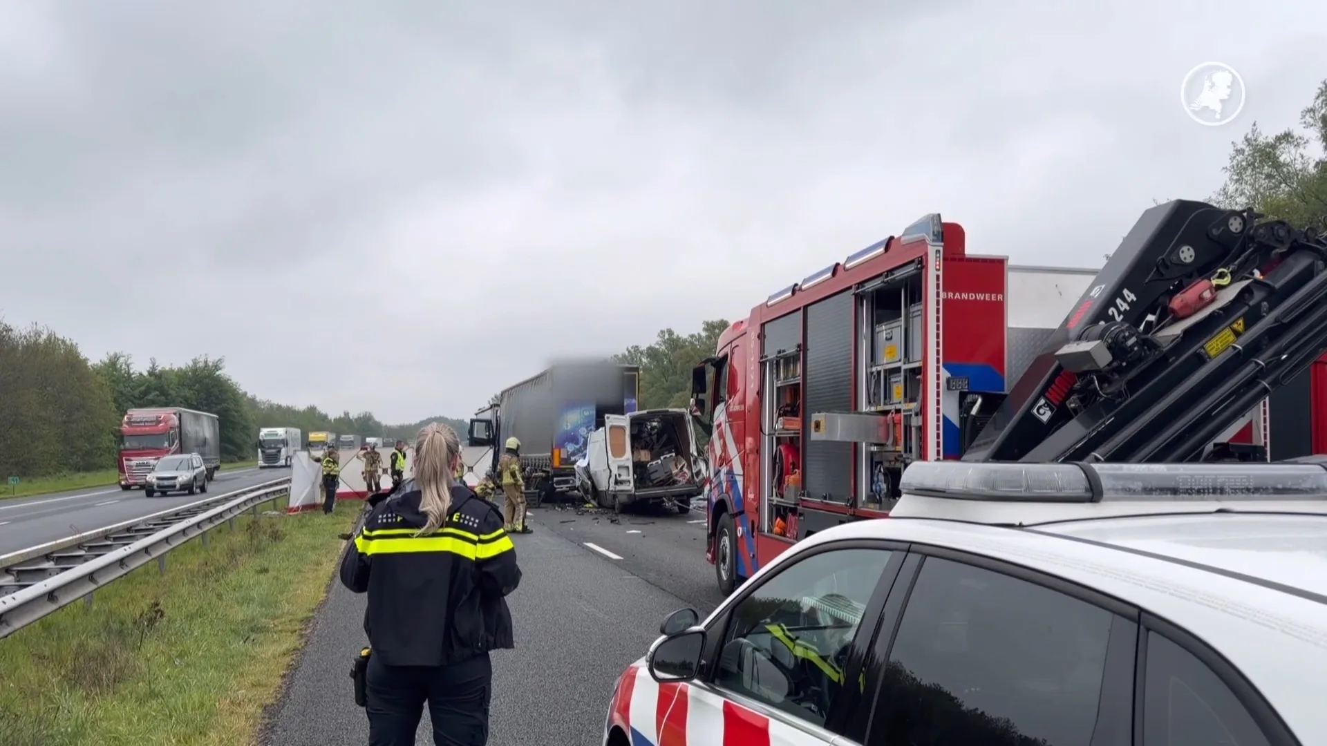 Botsing tussen bus en vrachtwagen: weer verkeersdode op A1 bij De Lutte