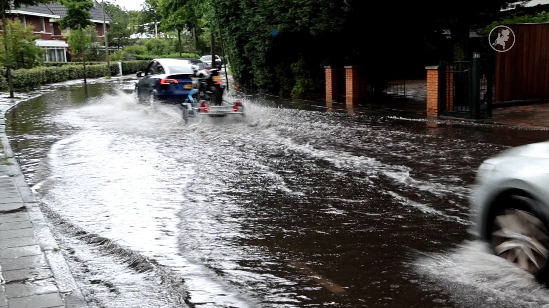 Straten in centrum Zandvoort blank na flinke hoosbui