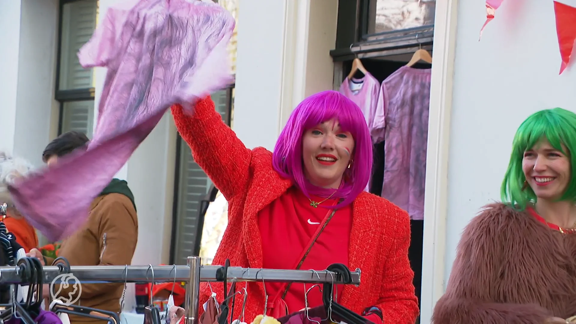 Marktkoopman Hans geeft tips: zo verkoop jij het best je spullen op Koningsdag