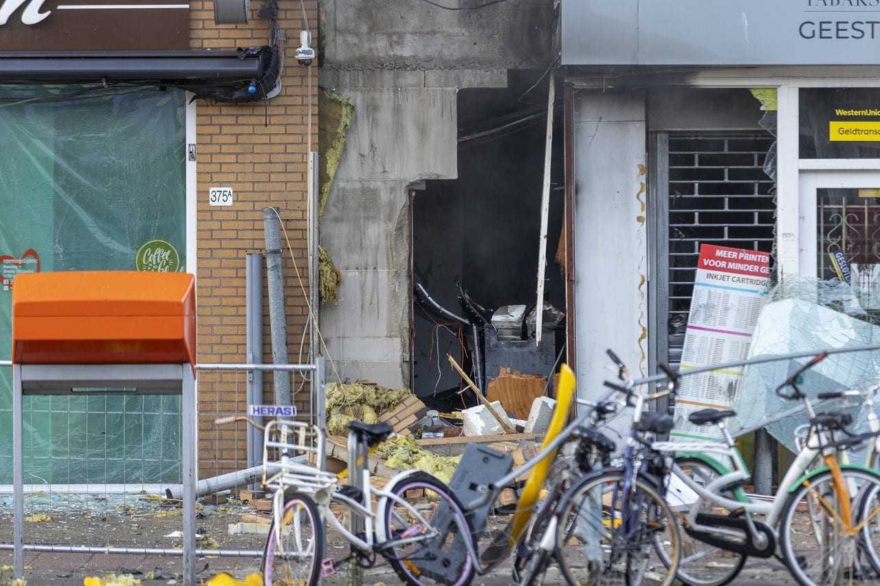 Enorme ravage na plofkraak op geldautomaat in Amsterdam: 'Het zijn vuile klerelijers'