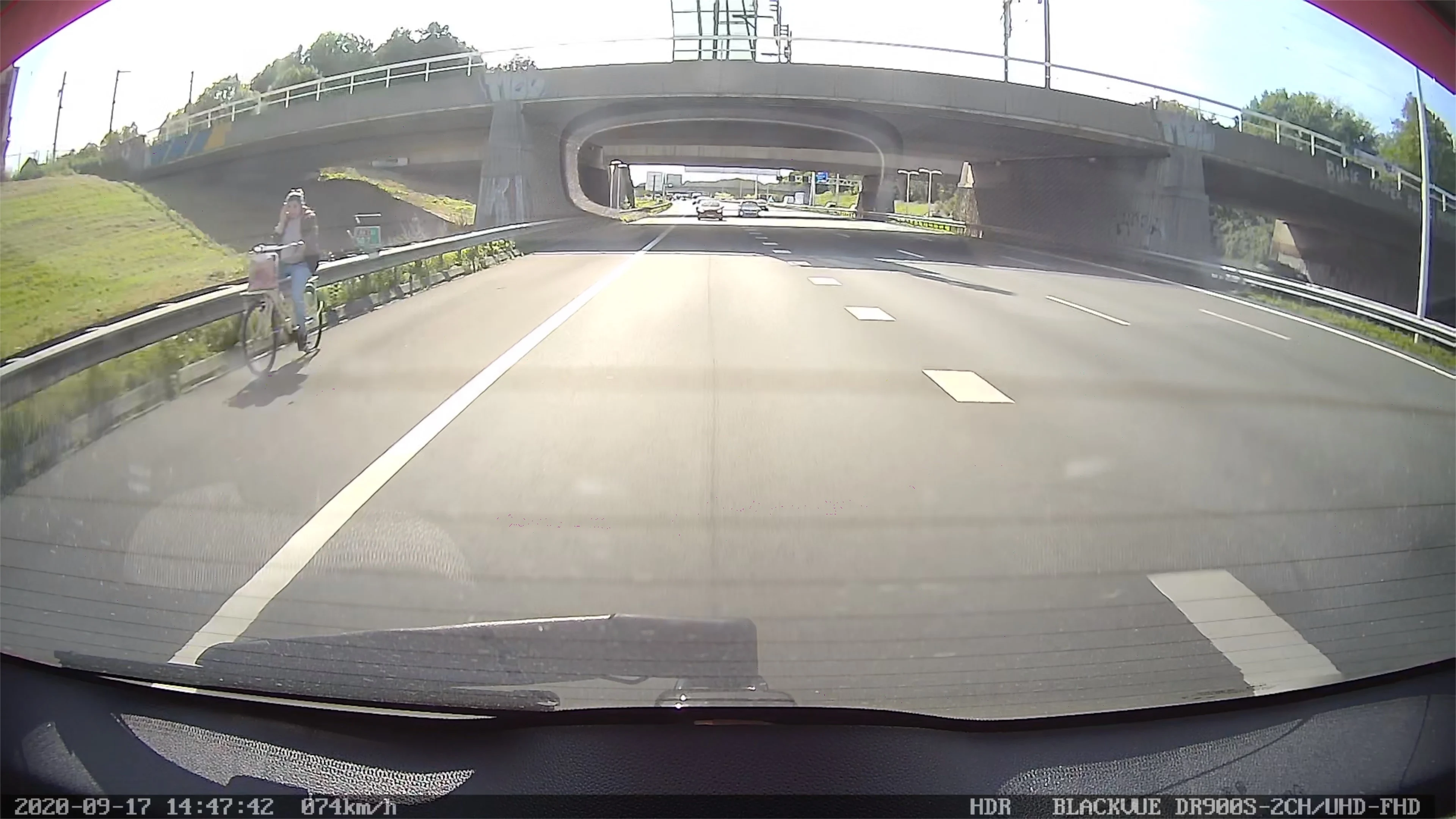 Meisje fietst al bellend over de vluchtstrook op A4 bij Rijswijk