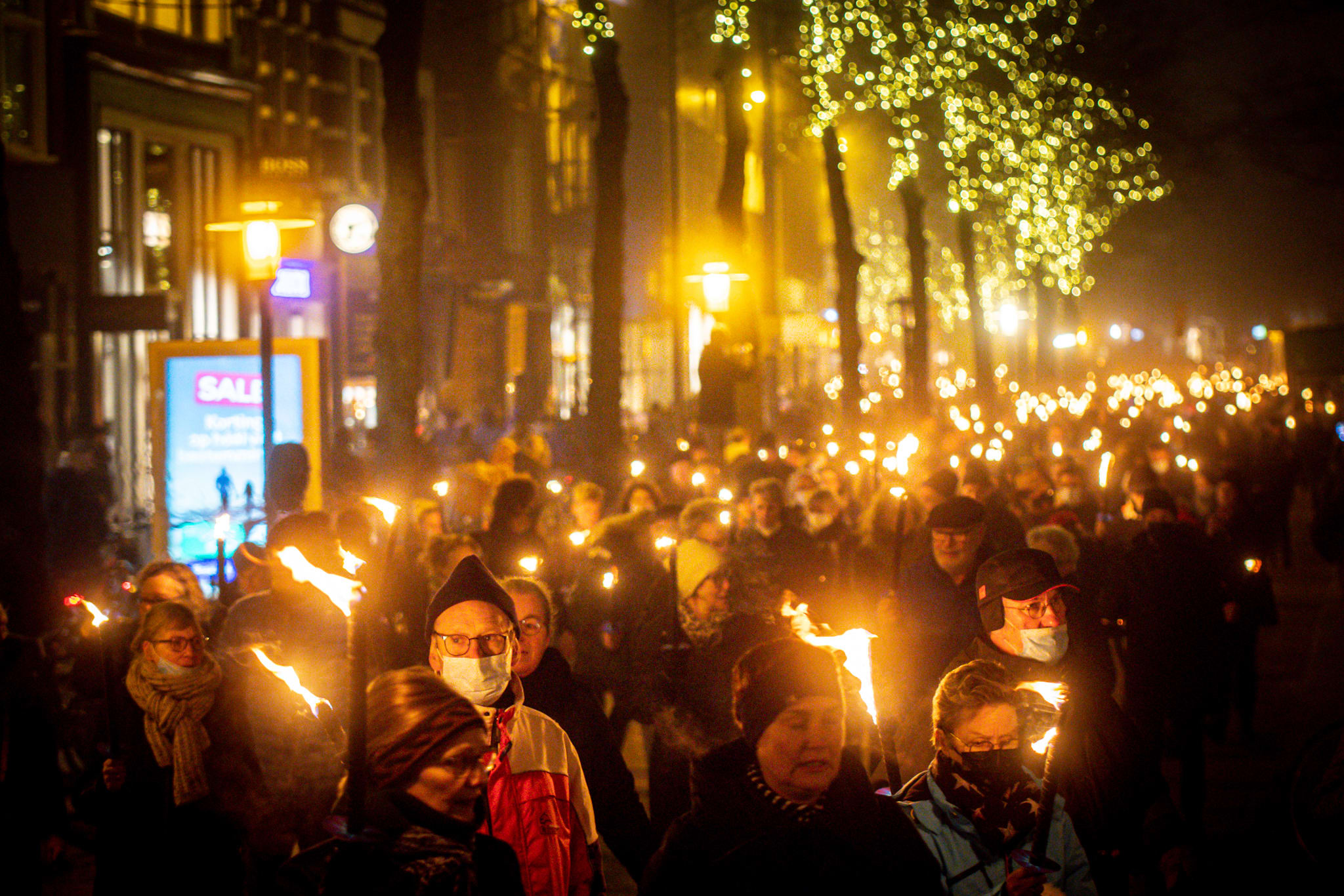 Duizenden mensen lopen mee bij fakkelprotest tegen gasbeleid in Groningen
