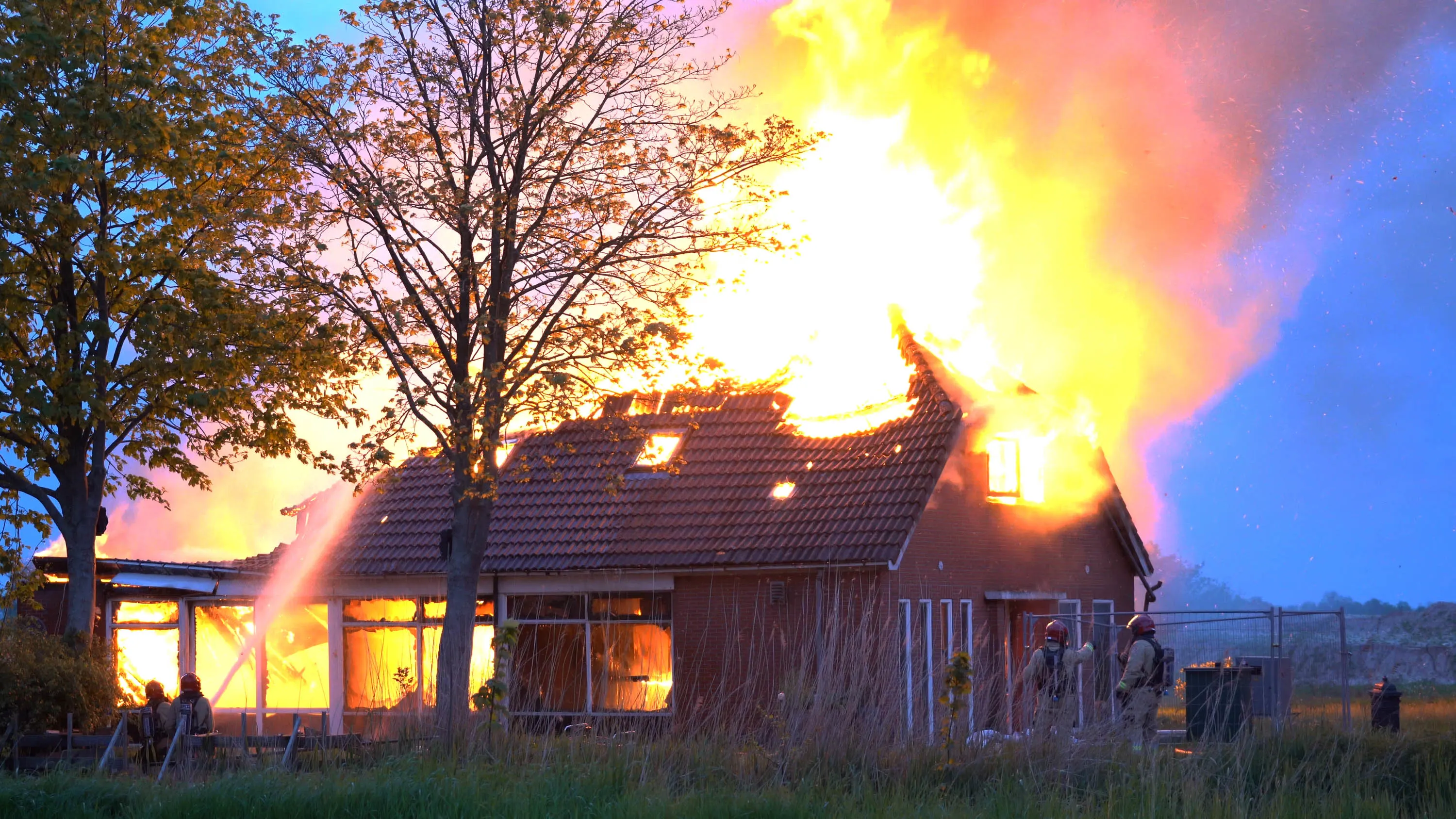 Grote brand legt leegstaande woning in Groningse Tolbert in de as