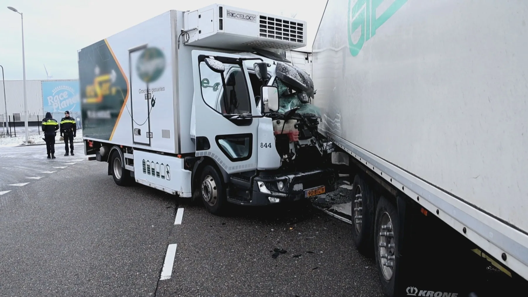 Vrachtwagenchauffeur gewond na botsing op spekglad industrieterrein Amsterdam