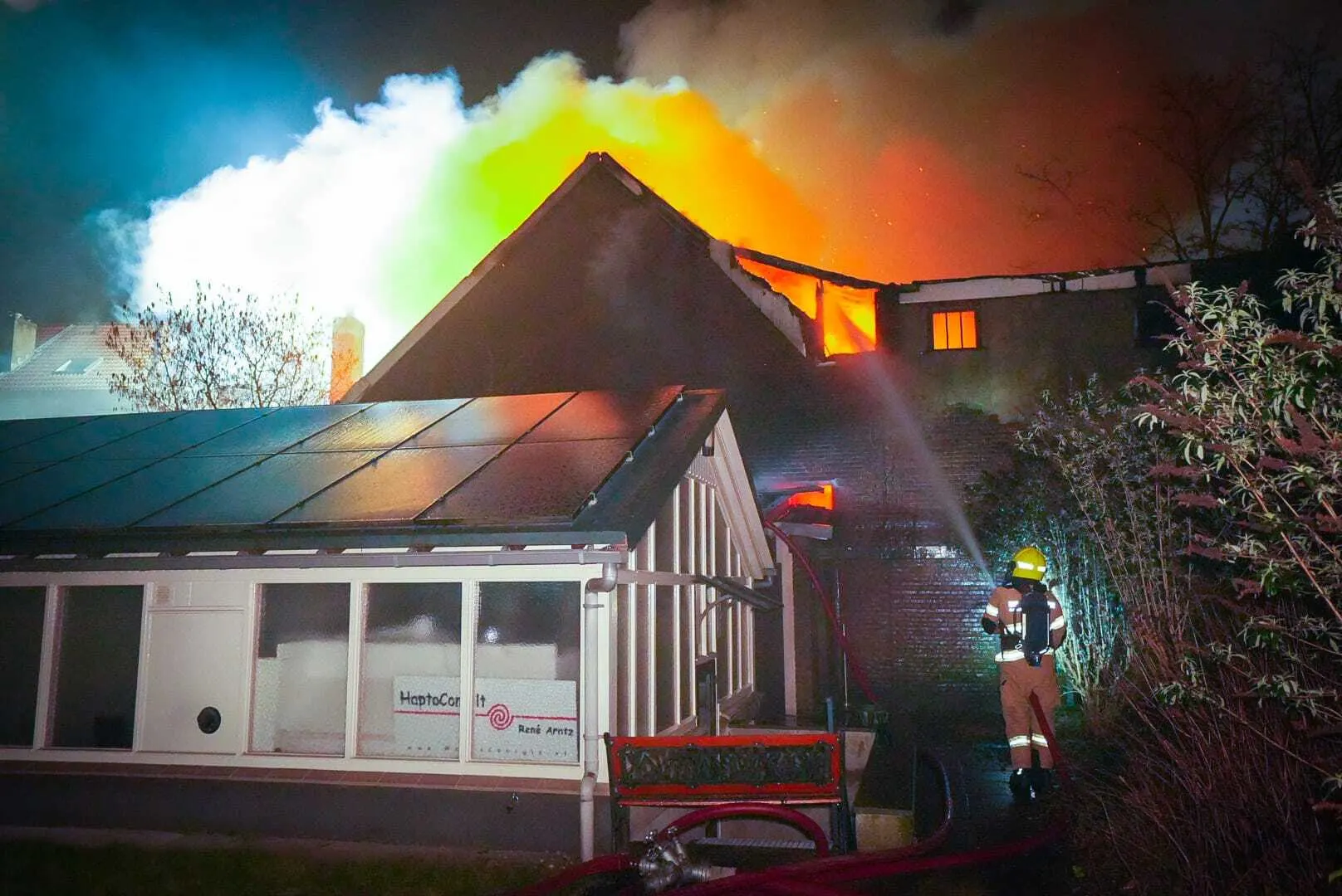 Zeer grote brand in Arnhem onder controle, woningen verwoest en schuur ingestort