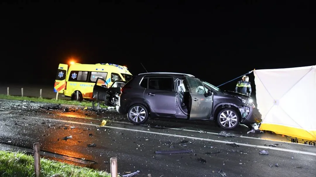 Dode (19) en meerdere gewonden door ernstig ongeluk op N59 bij Nieuwerkerk