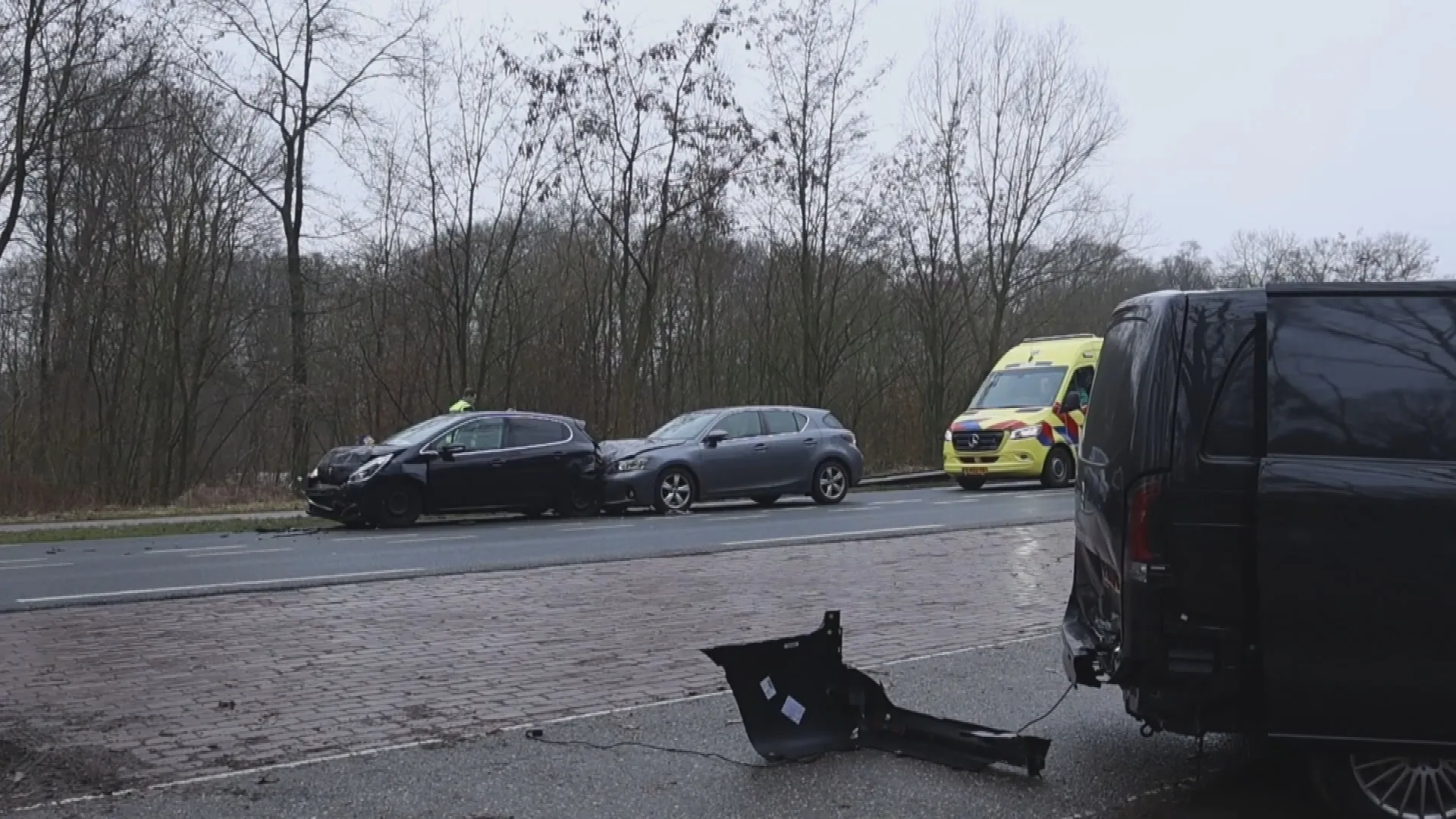 Rouwauto geraakt bij ongeluk in Arnhem, uitvaart loopt vertraging op