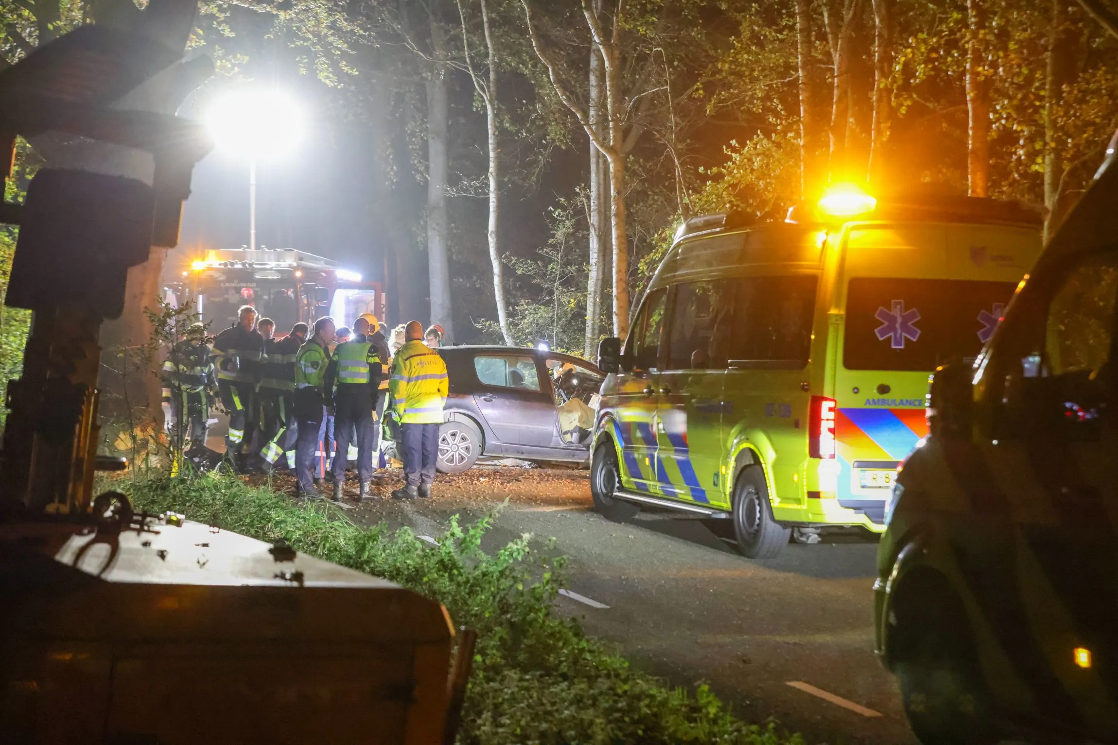 Man (26) overleden na botsing tegen boom in Sint Nicolaasga