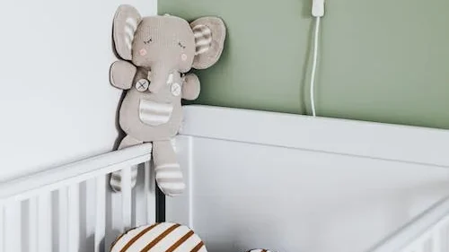 Zeer jong kind slaapt met tientallen kilo's gevaarlijk vuurwerk in kamer