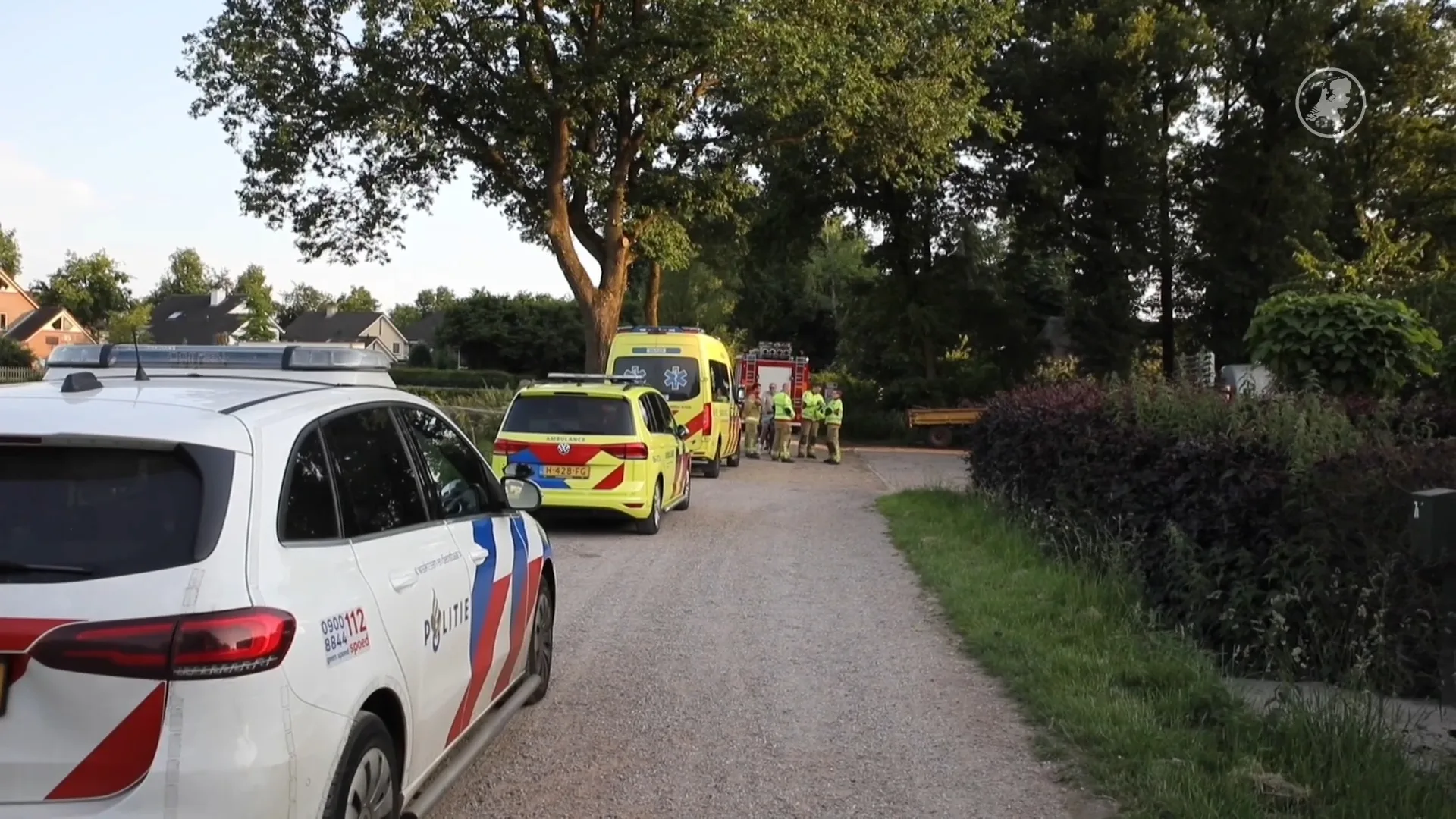 Koe valt op boer in Eerbeek en blijft liggen: brandweer redt man