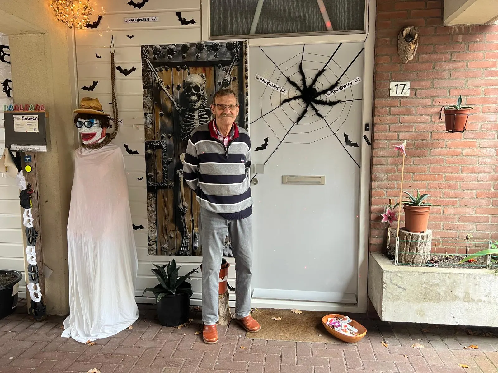 Henk (80) leefde zich volledig uit voor Halloween, maar geen enkel kind kwam opdagen