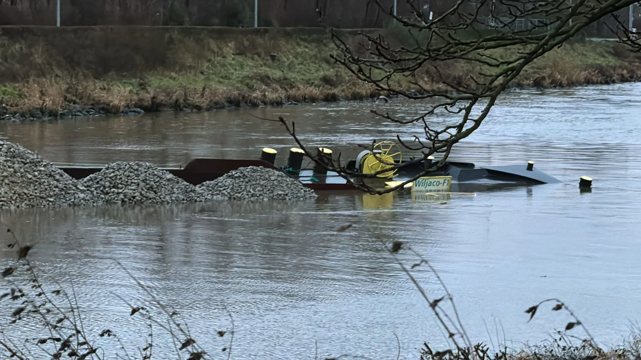 Duwbak van schip gezonken in Maas bij Maastricht: vaarverkeer stilgelegd