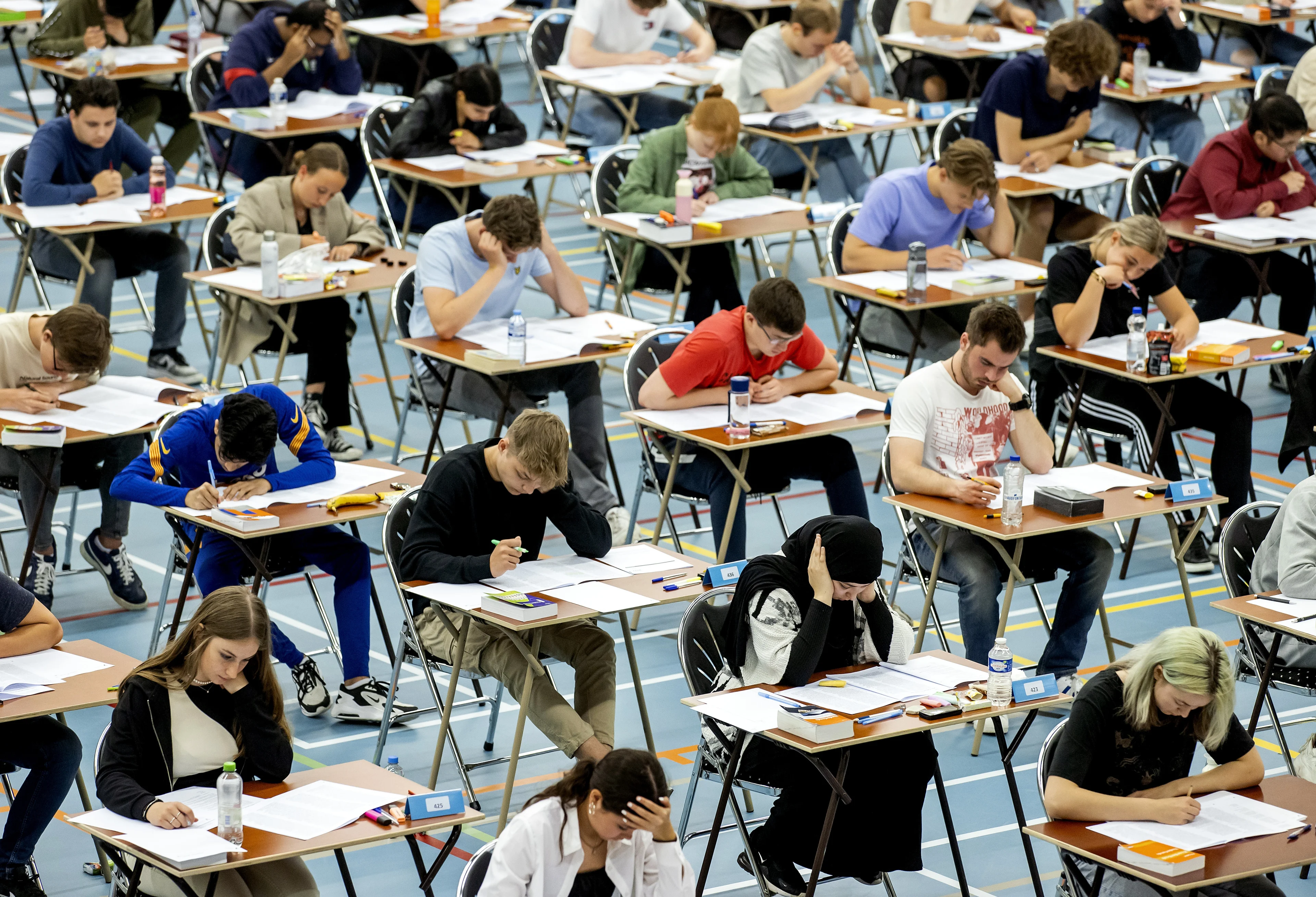 Scholieren klagen te veel over eindexamens, zegt meerderheid Nederlanders