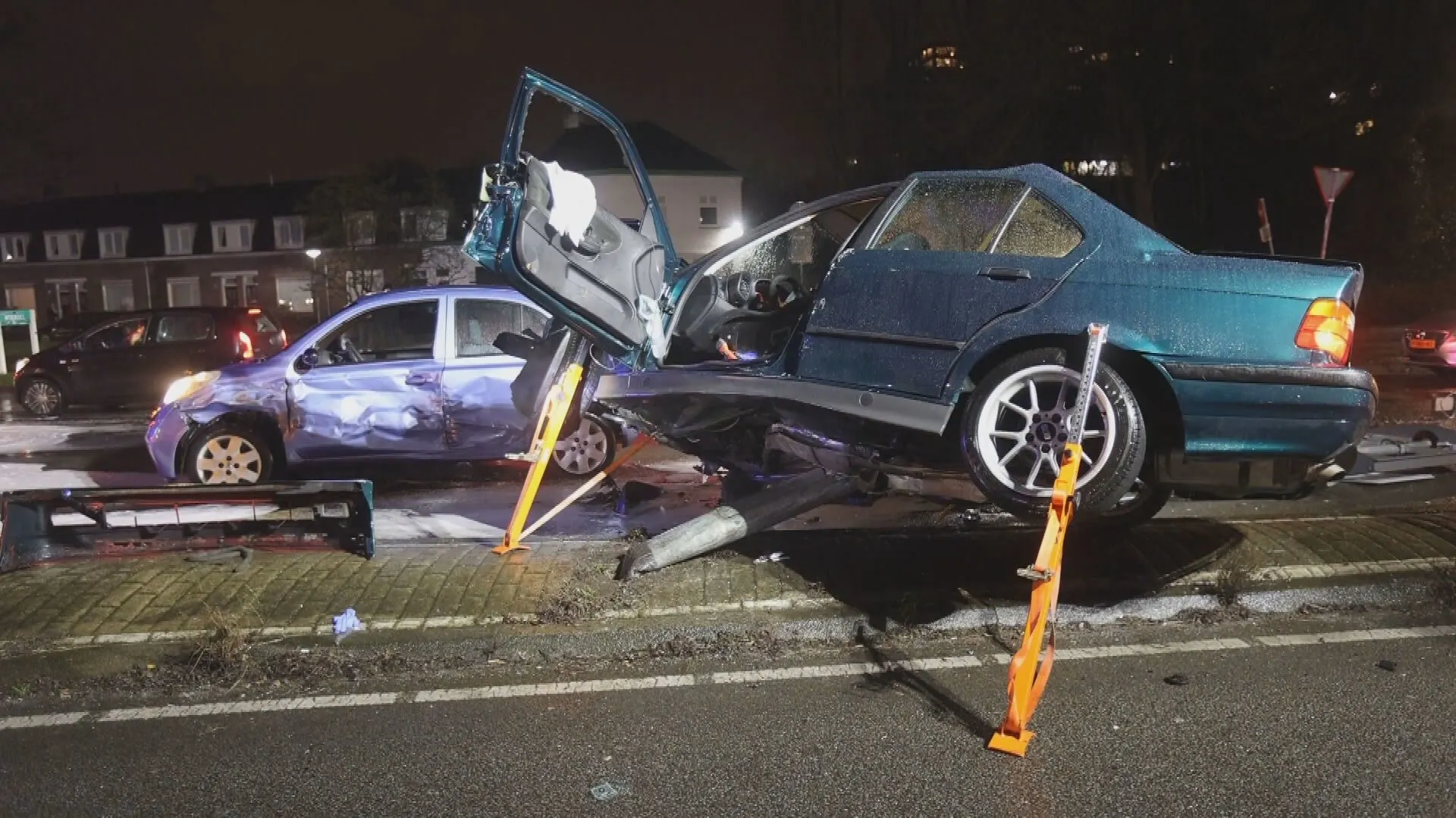 Grote ravage op Beukenlaan in Eindhoven na heftige botsing