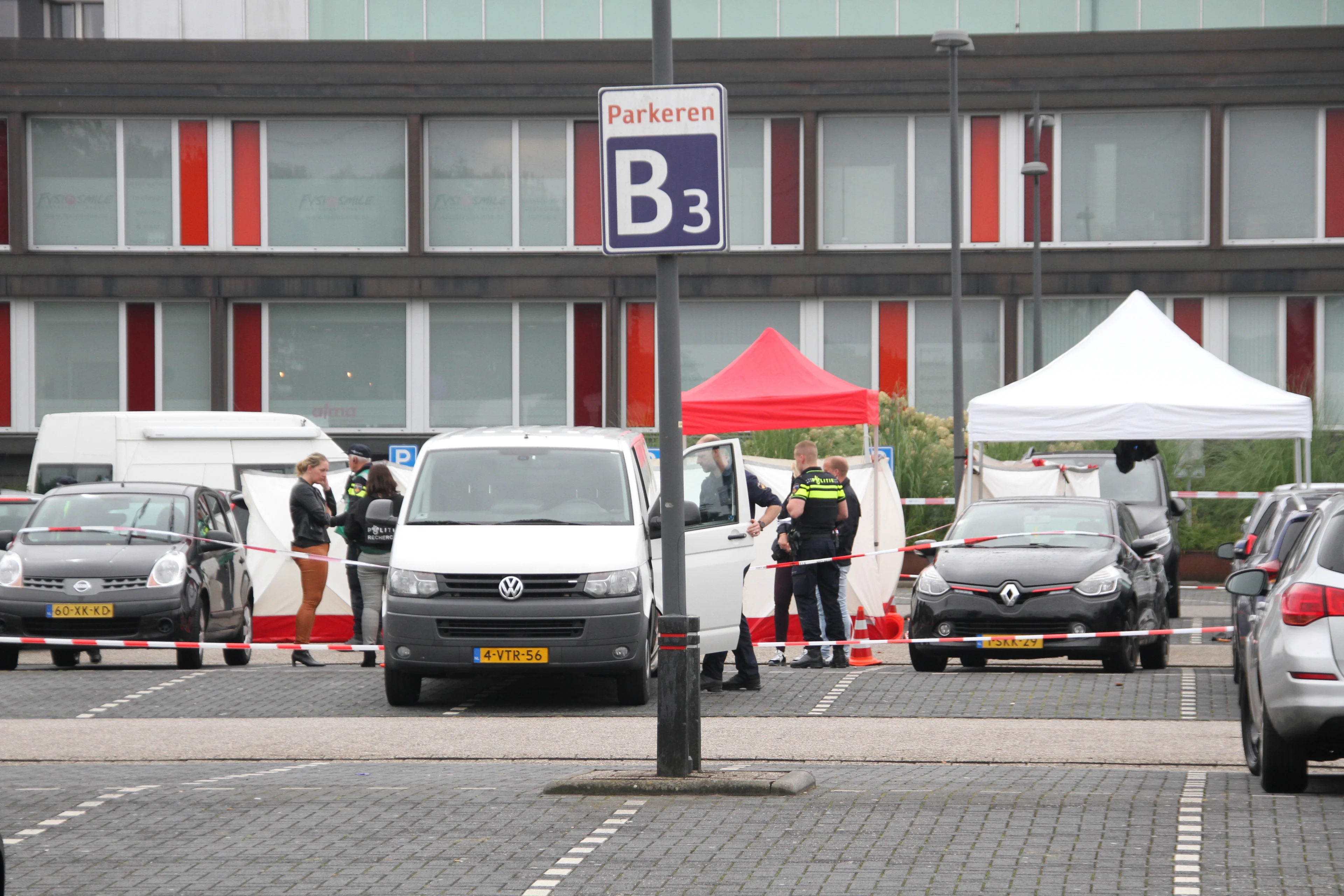 Man bekent moord op vrouw die op parkeerplaats ziekenhuis Almelo werd gevonden