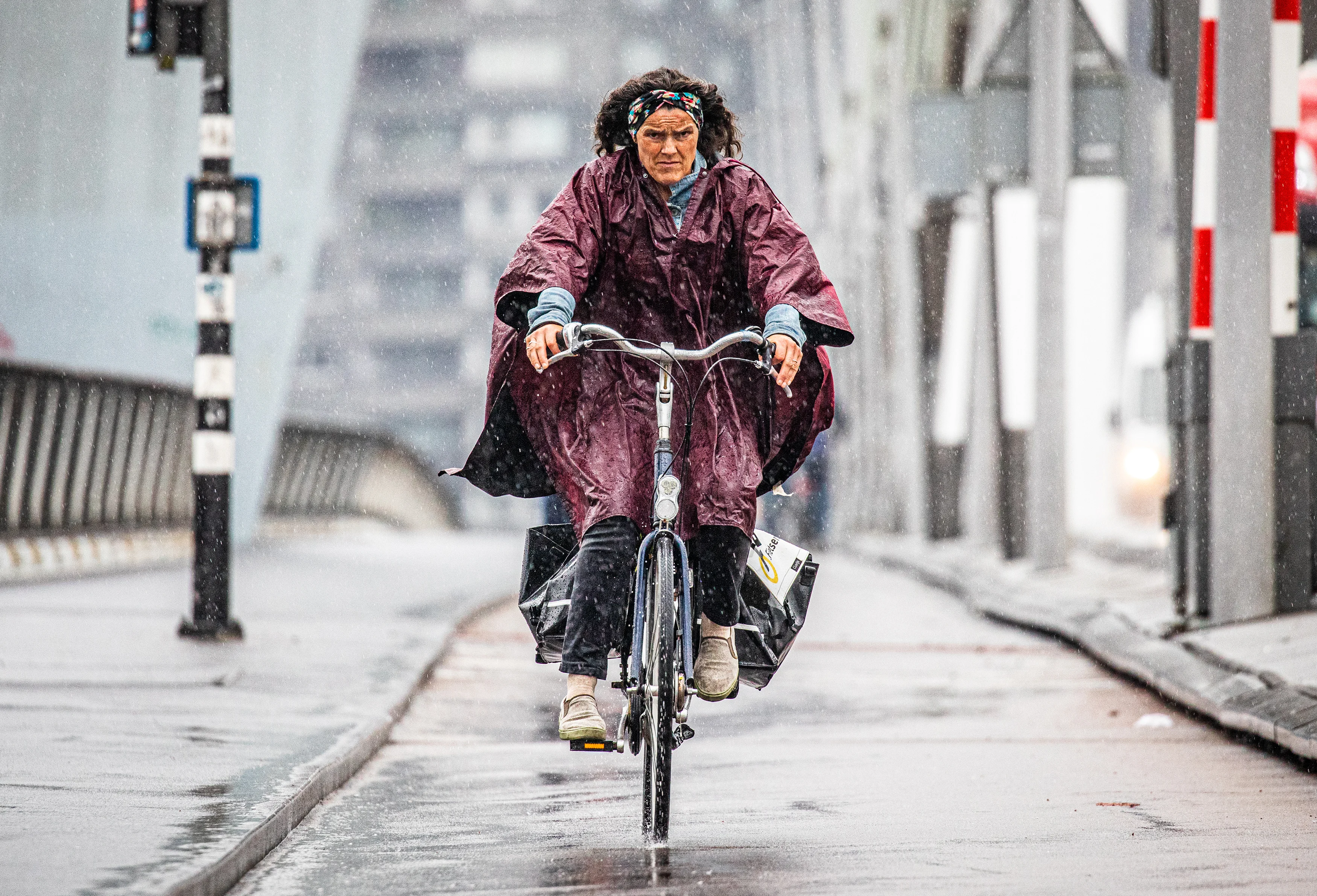 Het is grijs, nat én fris: gaat er vandaag opnieuw een weerrecord sneuvelen?
