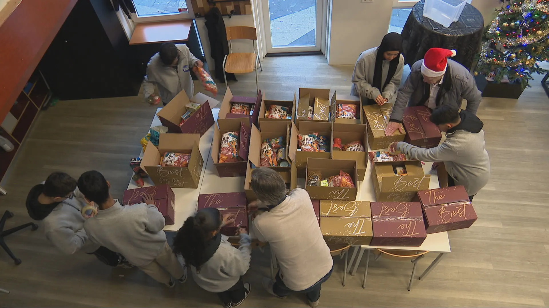 Leo (87) stuurt niemand weg bij deze voedselbank tijdens de feestdagen