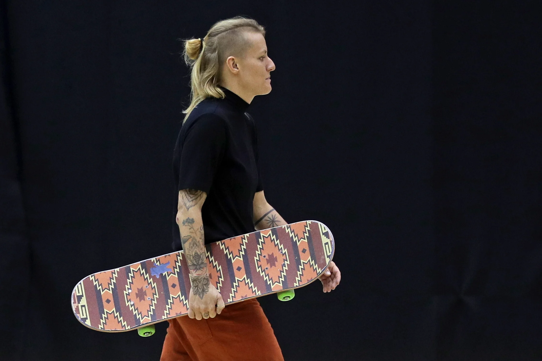 Positief geteste skateboardster Jacobs doodt tijd in coronahotel Tokio: 'Alles aan gedaan om hier níet te zitten'