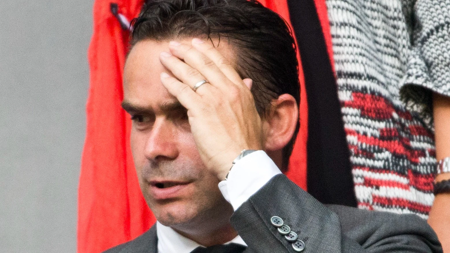 'Stalkende Overmars stuurde dickpics naar medewerkster Ajax'
