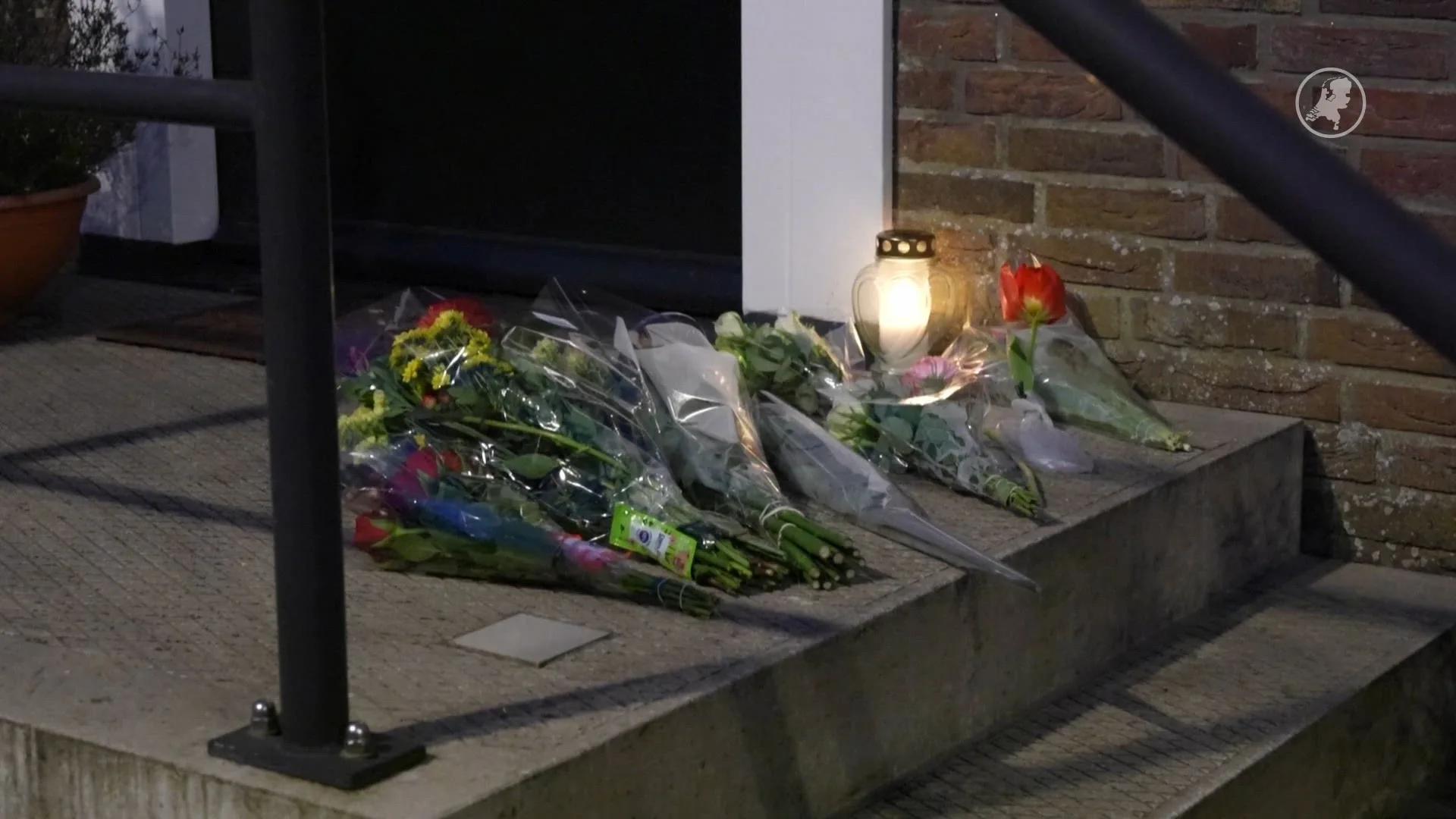 ZIEN: Bloemen neergelegd bij woning Hellevoetsluis na huiveringwekkende moord