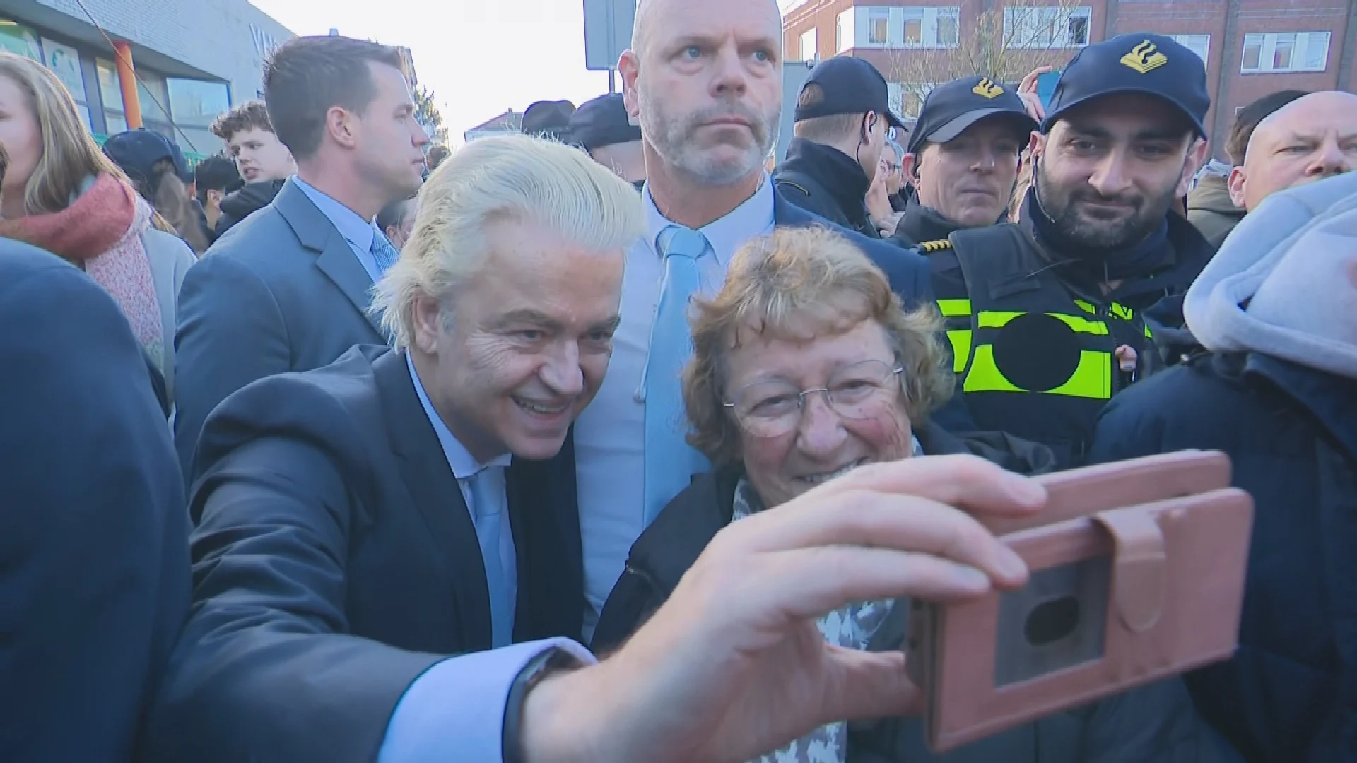 Wilders trapt 'azc-tour' af in Papendrecht: 'Het loopt de spuigaten uit'