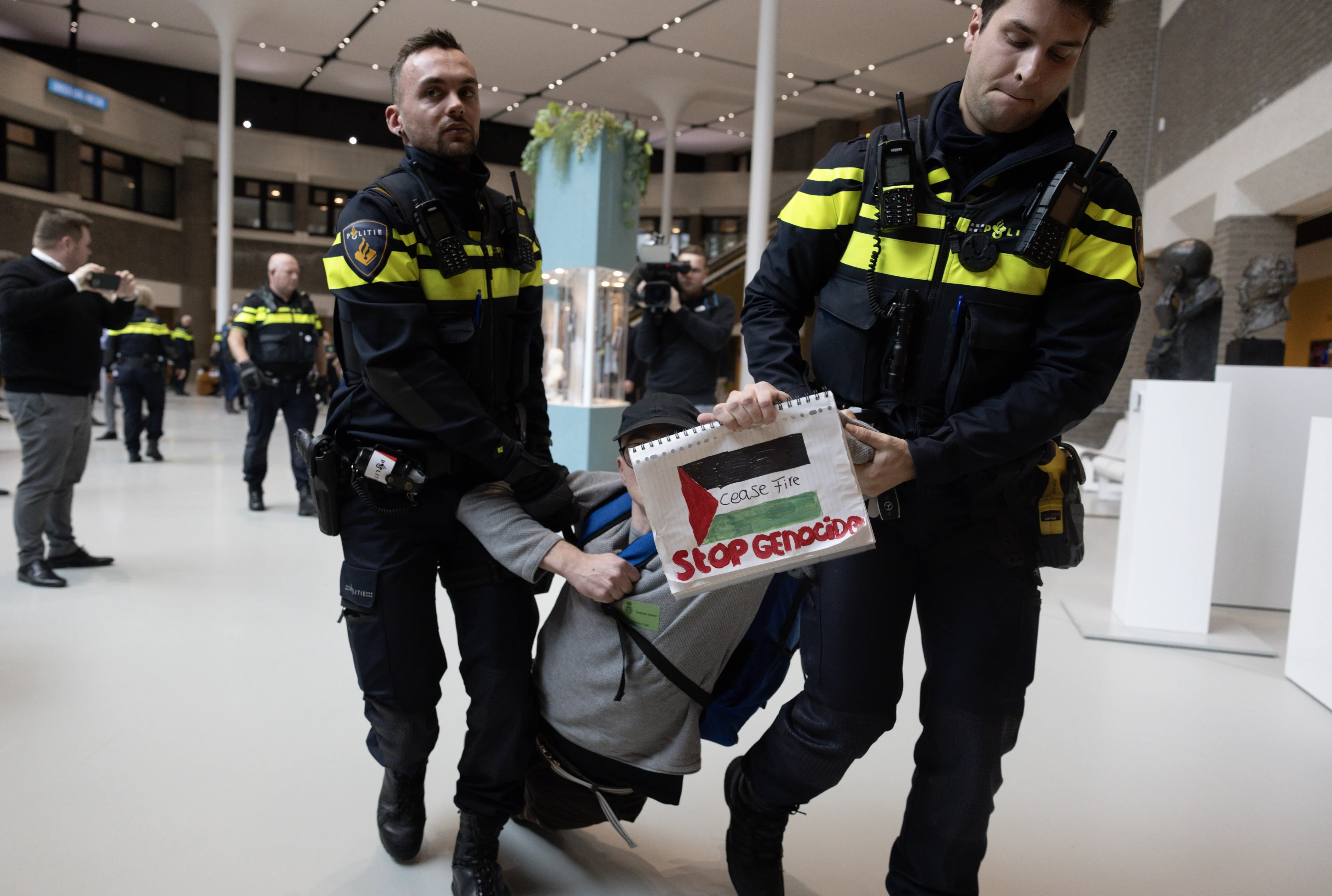 Kamervoorzitter Bosma doet aangifte tegen Gaza-demonstranten