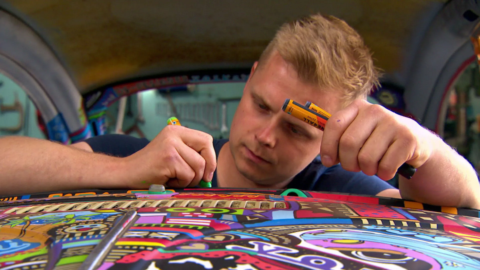 'Autotatoeëerder' Daniel is twee jaar bezig om zijn Kever op te pimpen