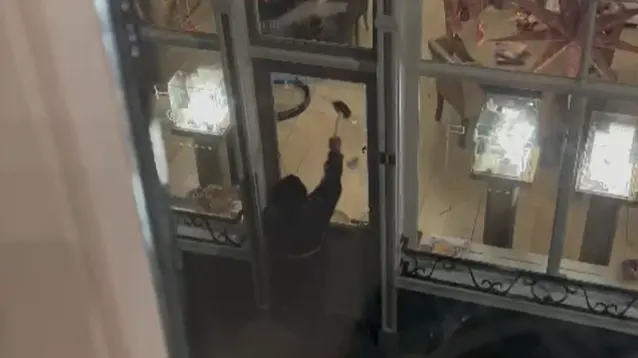 Man wil inbrekers tegenhouden, maar wordt op hoofd geslagen met hamer