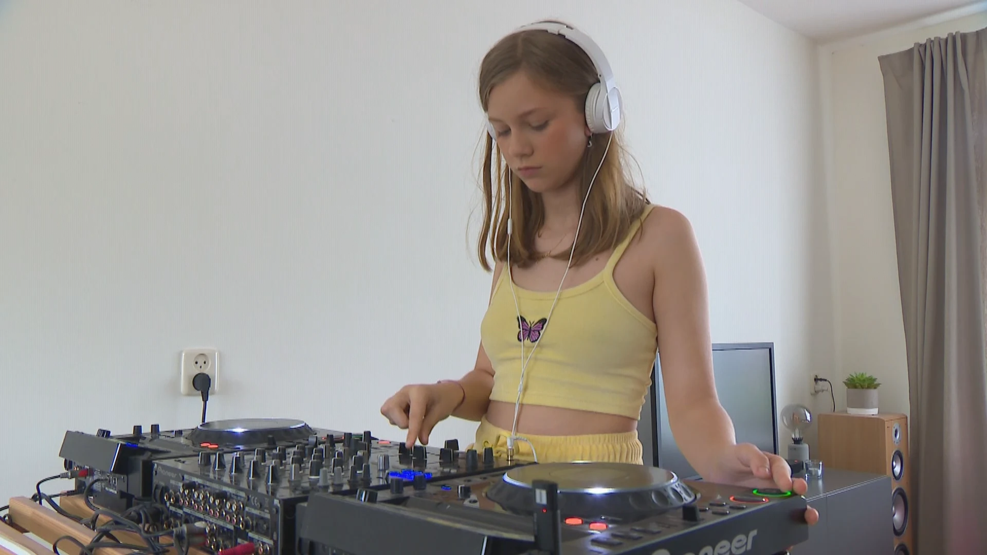 Isis (11) is dj en doet mee aan een heuse wereldrecordpoging