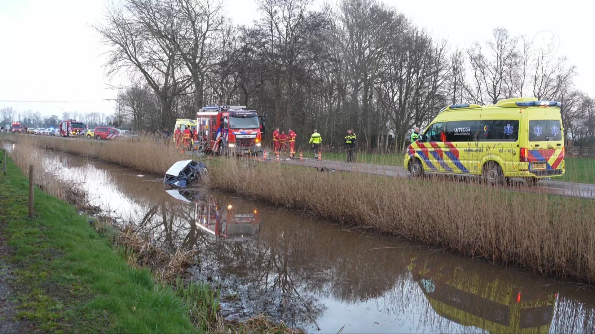 Auto raakt te water in Doezum, inzittenden naar ziekenhuis