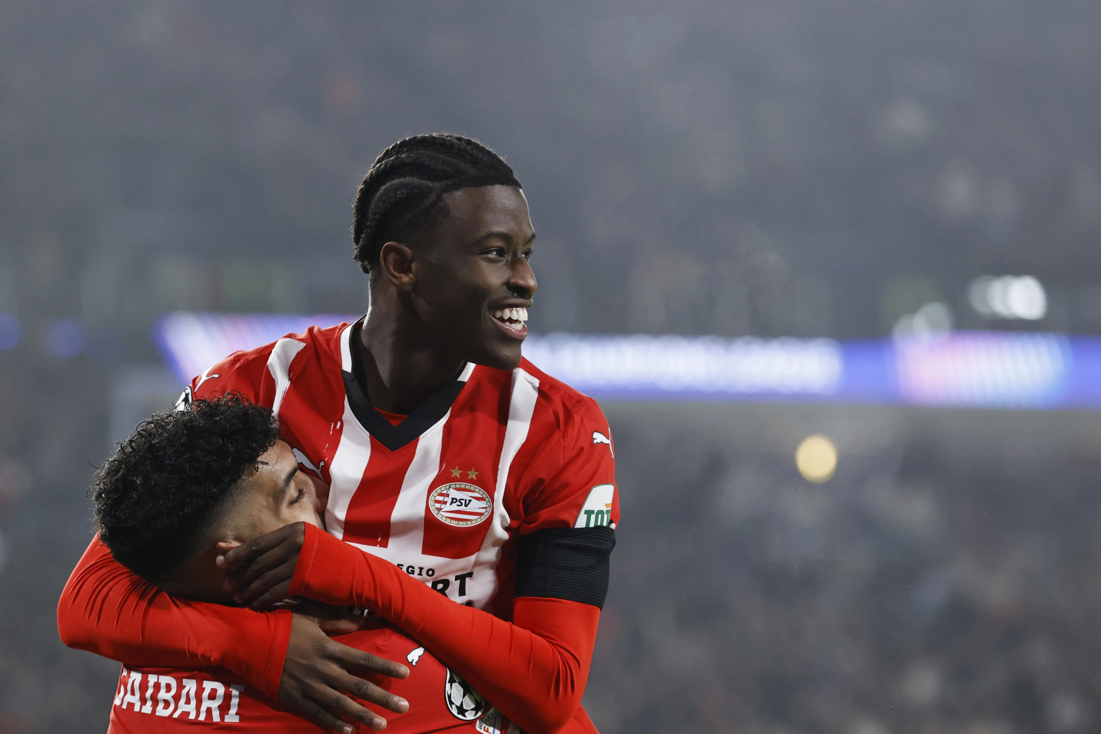 PSV-ballenjongen steelt de show met slimme actie bij bijna-doelpunt