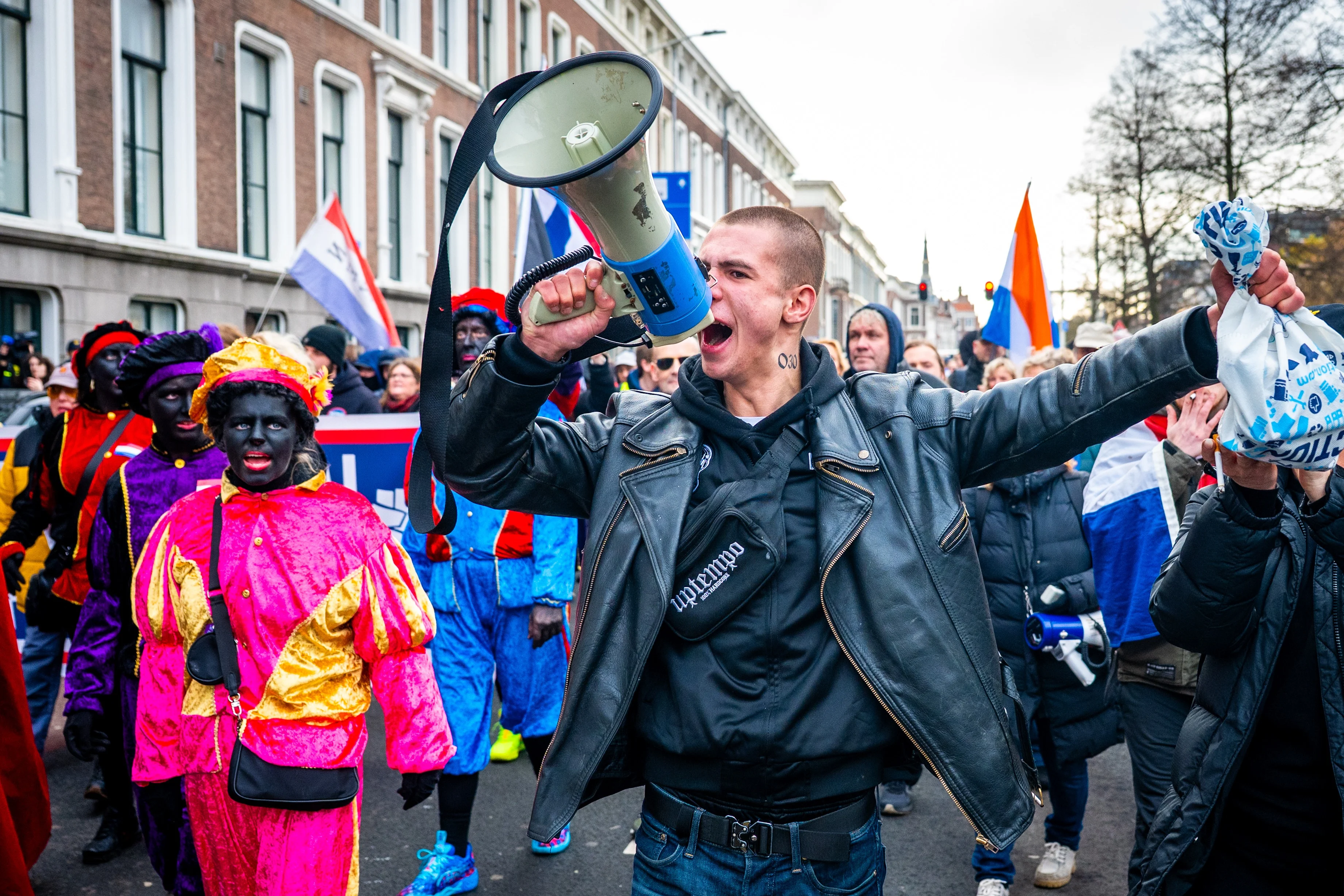 Zwarte Pieten en Prinsenvlaggen bij demonstratie in Den Haag