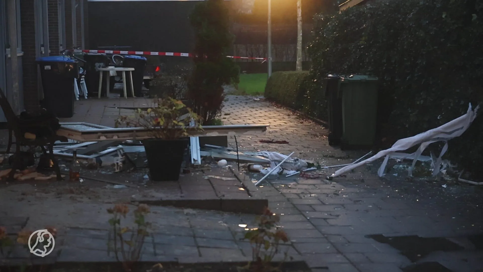 Explosie blaast complete gevel uit woning Leeuwarden