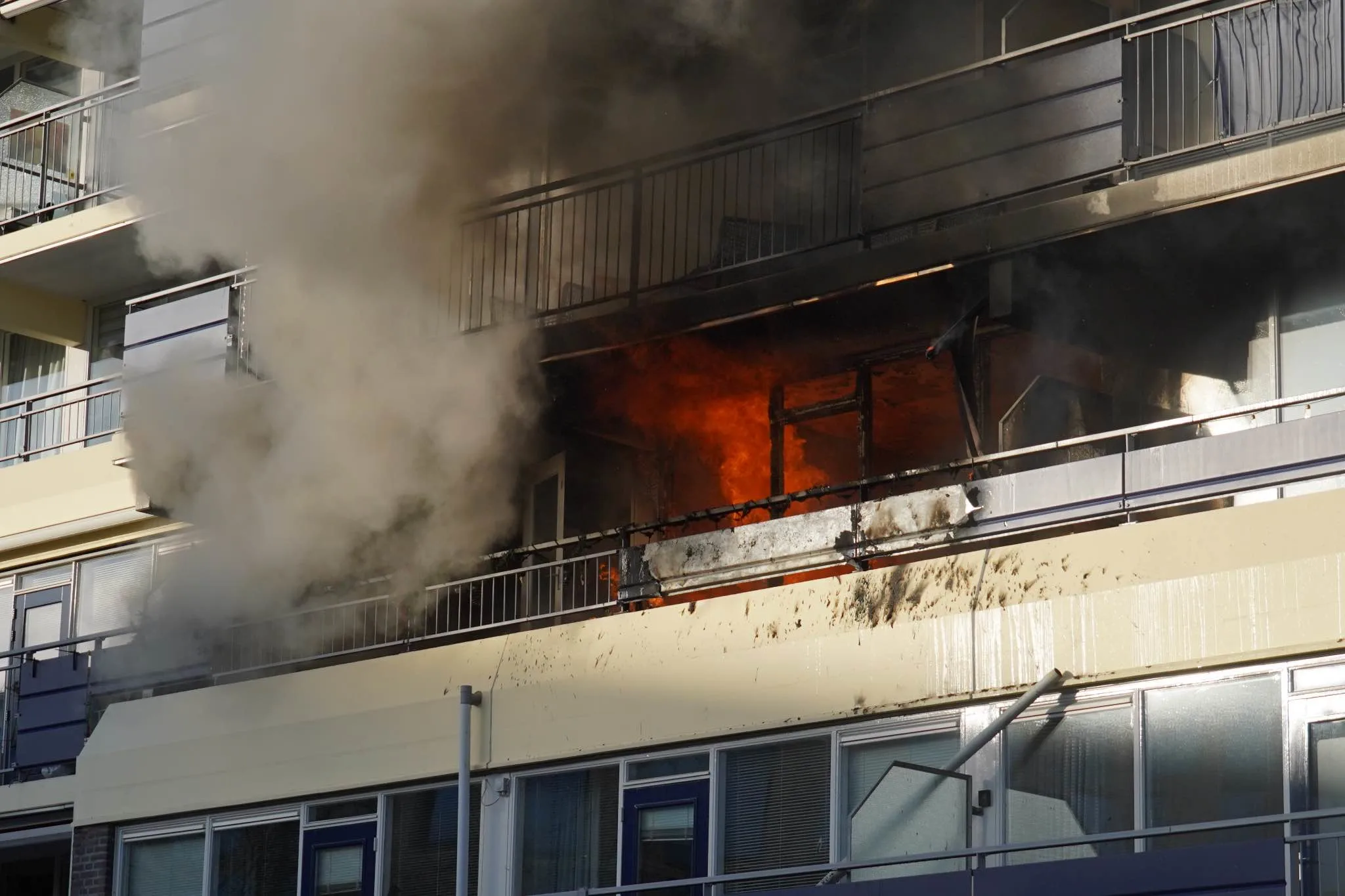 Grote uitslaande brand in Assen, flat ontruimd