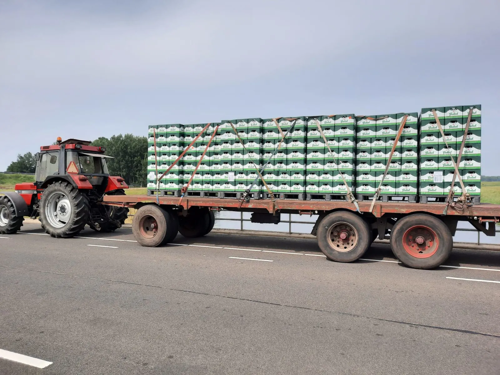 Vriendengroep slaat 12.000 flesjes bier in met tractor tijdens stuntverkoop