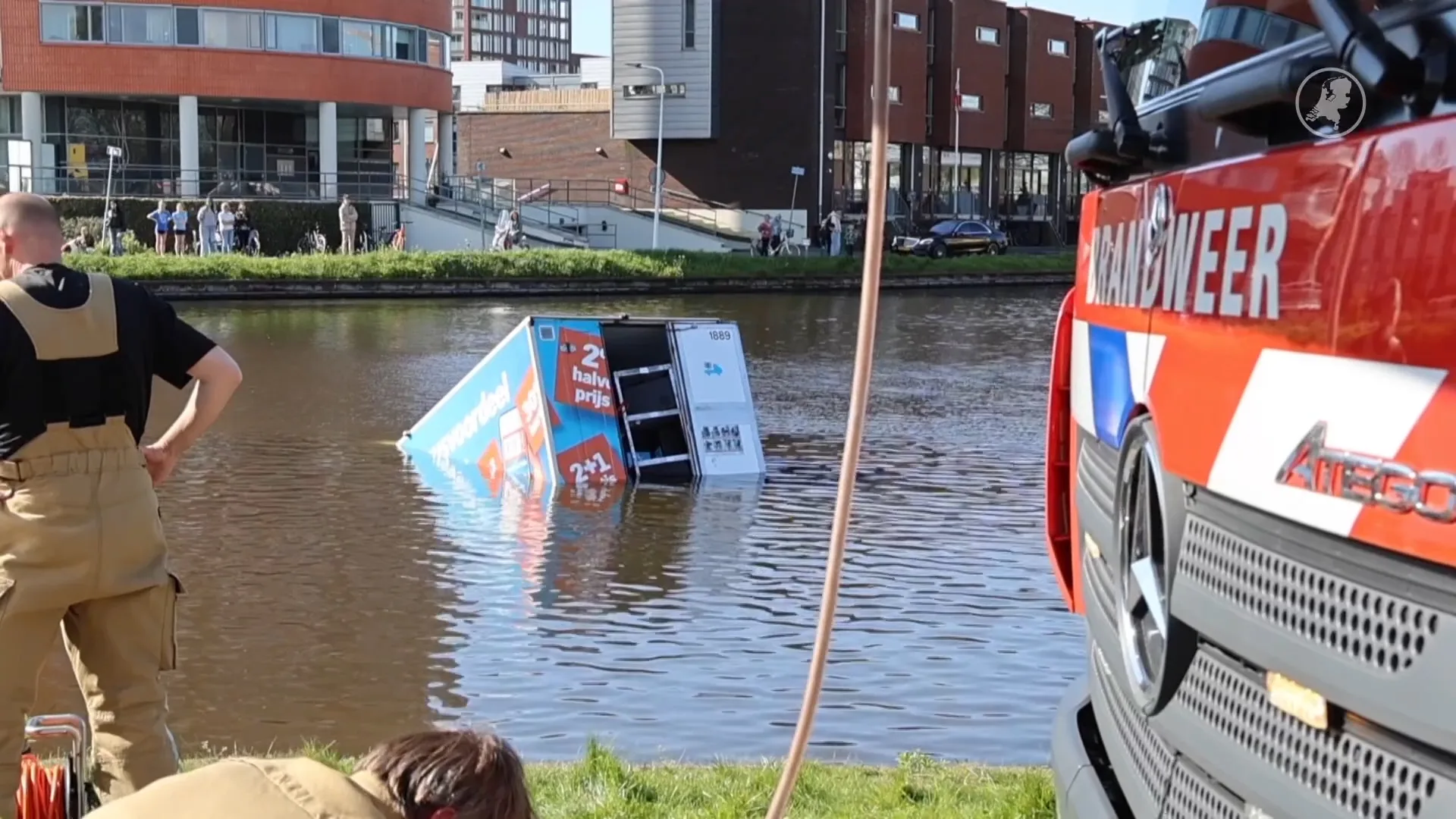 Bestuurder van AH-bus haalt nat pak bij ongeluk bij Leids kanaal