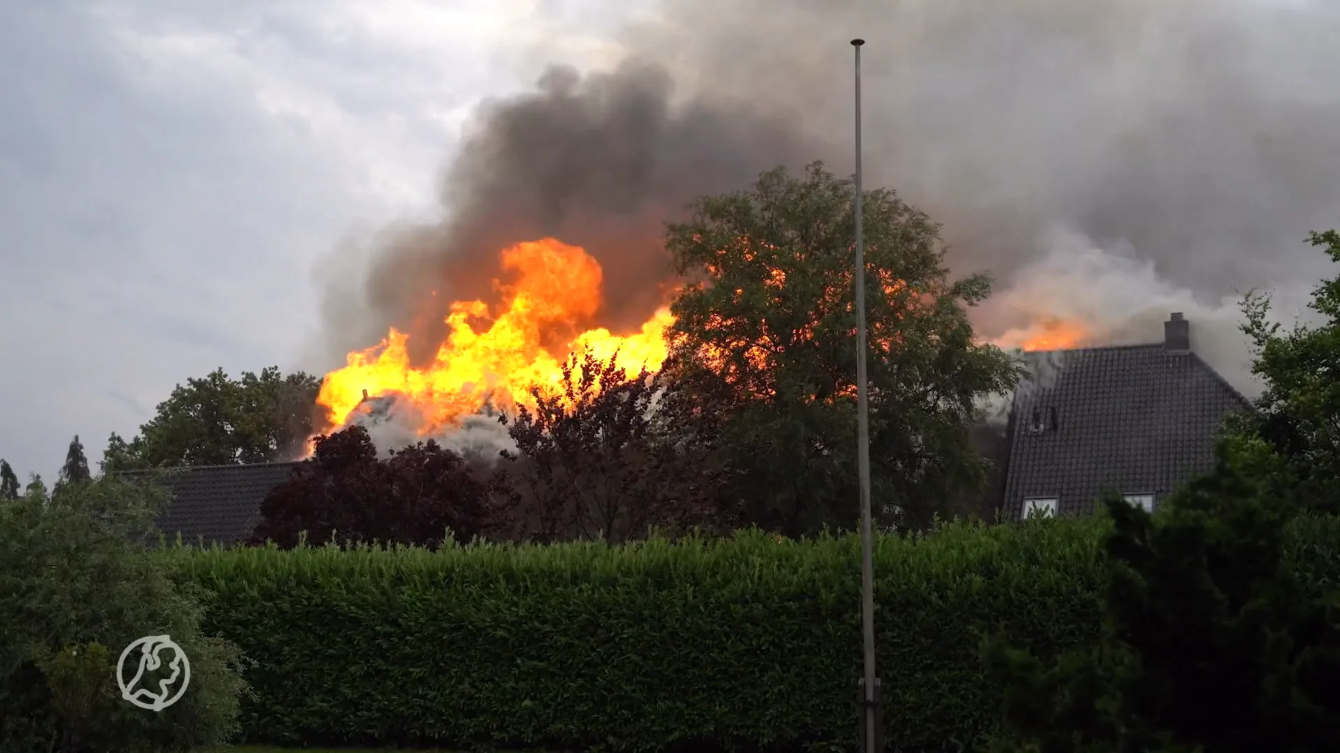 Zeer grote brand na blikseminslag in woonboerderij Haren, NL-alert voor rook
