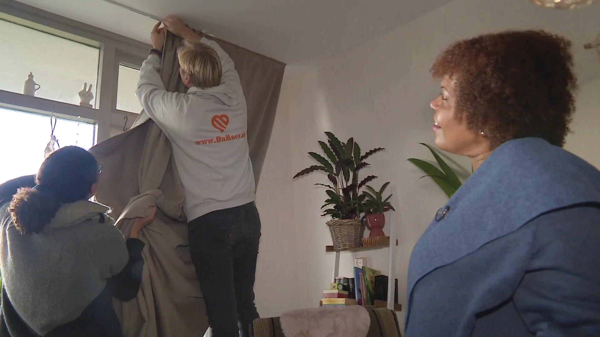 Karine krijgt nieuwe gordijnen van haar stadsgenoten: 'Anders bevries ik in m'n huis'
