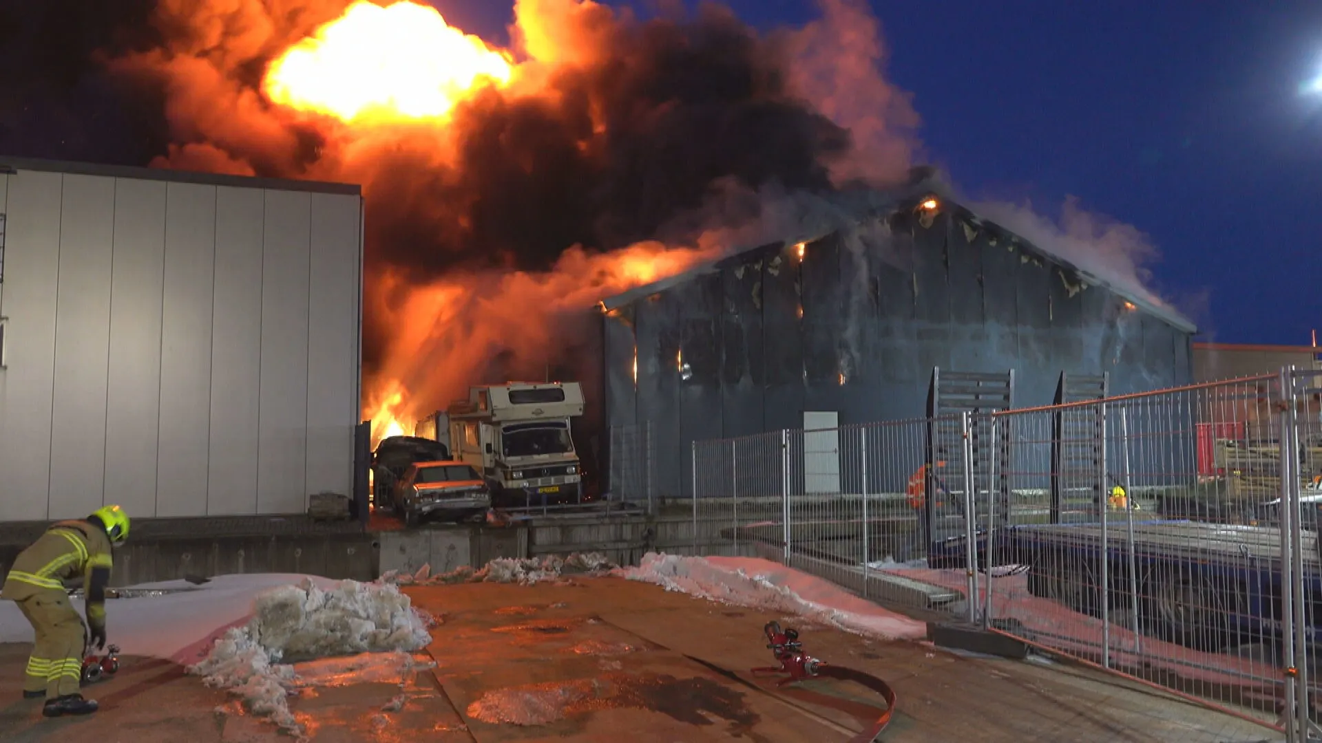 Zeer grote brand in caravanstalling in Winkel is onder controle